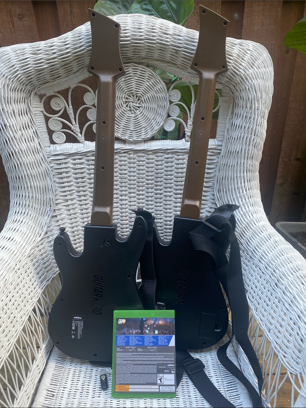X Box 1 2Wireless Dual Guitar Controllers, Guitar Hero Live, 1 dongle, 2 straps - Picture 5 of 16